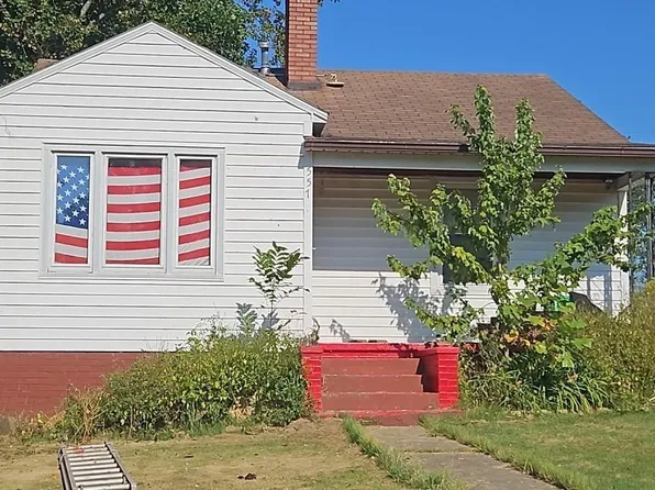 557 3rd St, Rosiclare, IL 62982