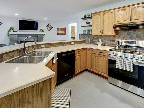 3rd image of 64 SE Santana Hl NW