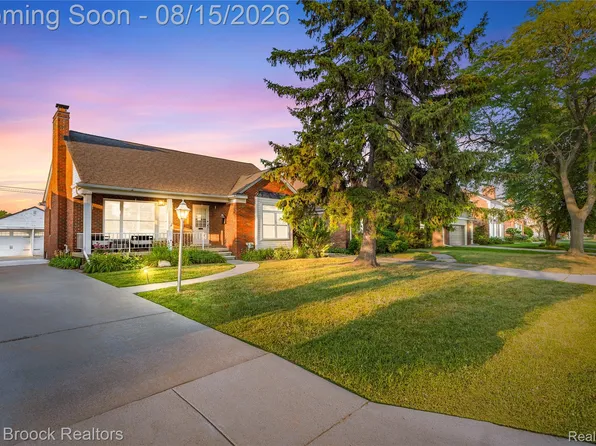 22451 Bayview Dr, Saint Clair Shores, MI 48081