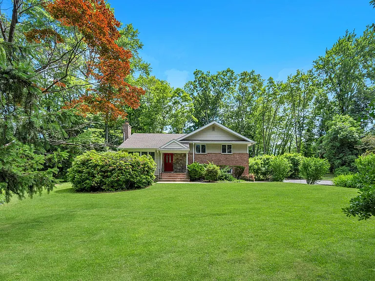 336 Dix Hills Rd #1 — Photo 32