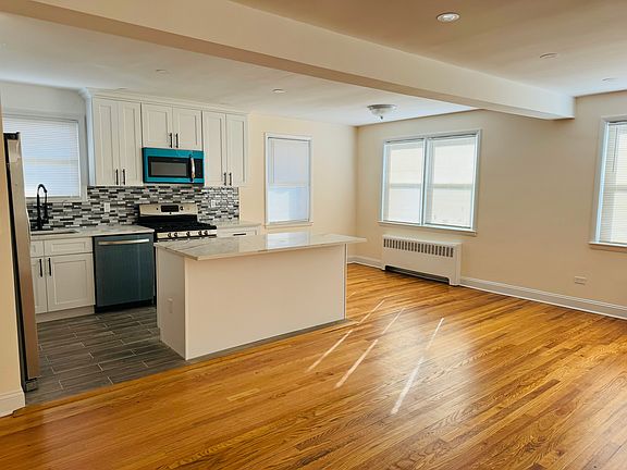 2nd image of 215 Lakeview Pl Floor 2