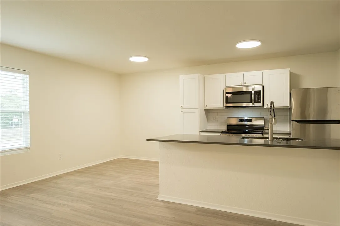 2 bed, 798 sqft, $925 — Photo 3