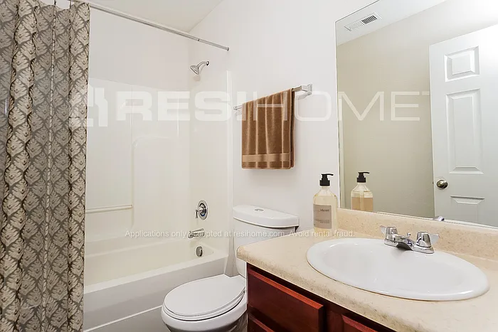 224 Farmington Dr — Photo 14