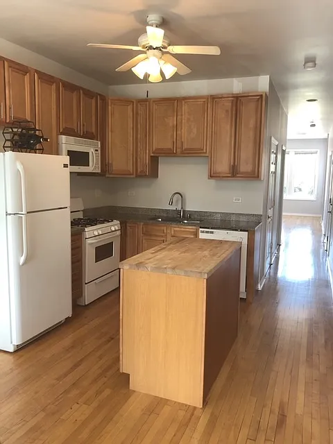 Building Photo - 2237 W Fullerton Ave #3
