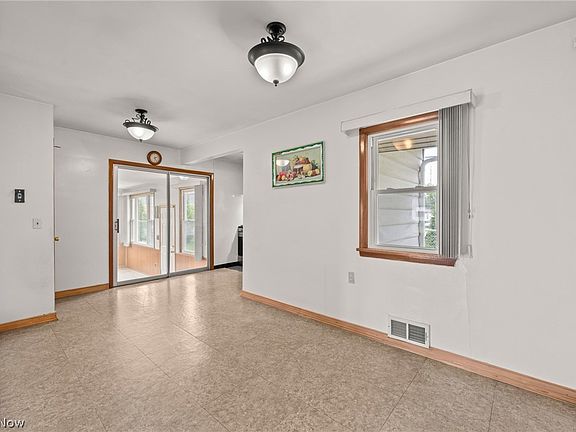 5th image of 2129 Silverdale Ave