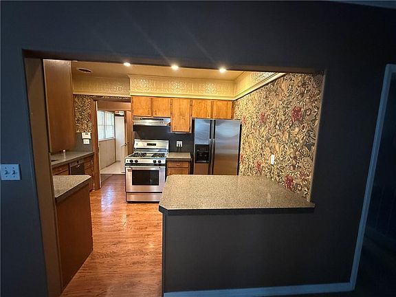 5th image of 706 W 1st St