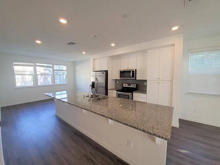 1571 Pratt Pl — Photo 7