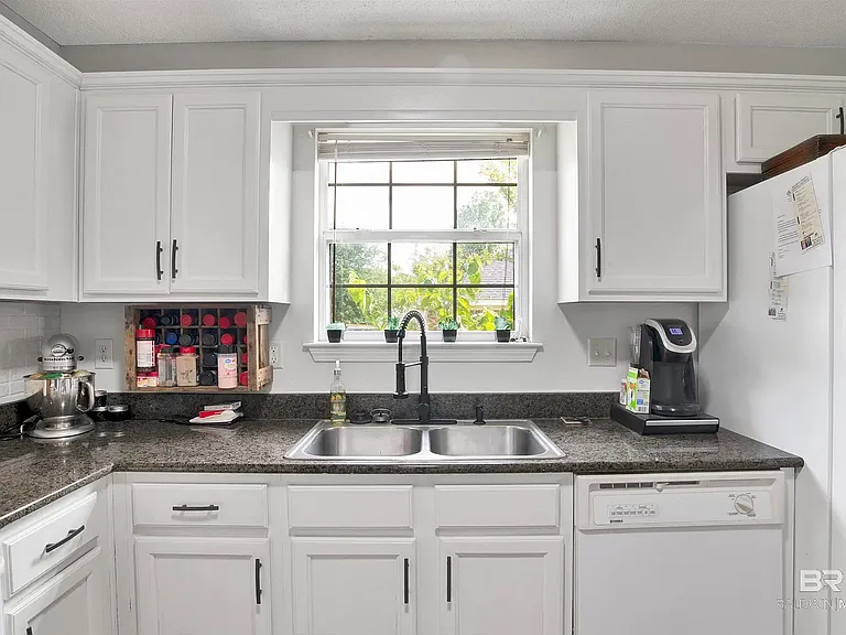 157 Oakwood Ave — Photo 1
