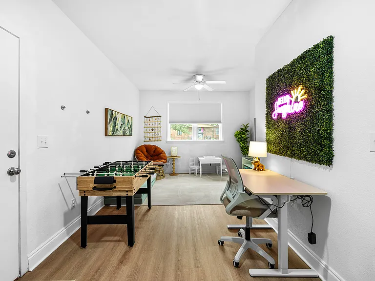 515 E Scott St — Photo 17