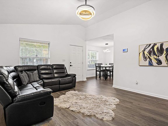 5th image of 2228 Saxon St