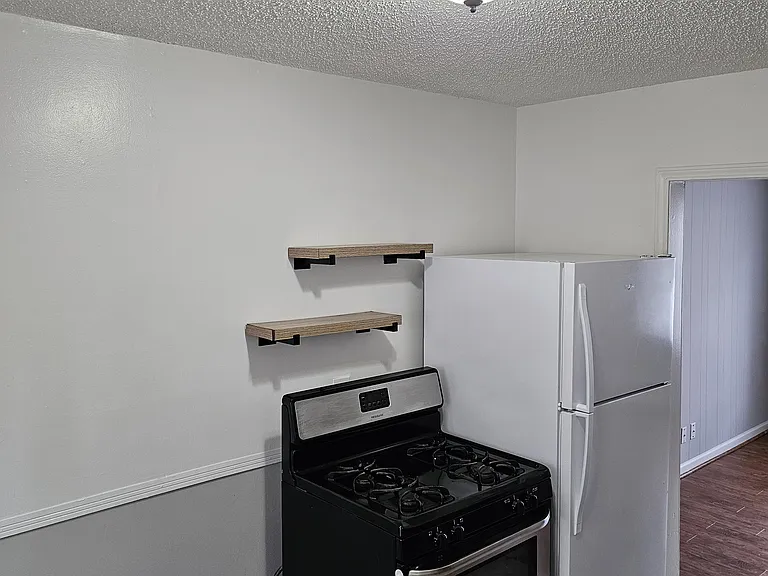 528 E Dallas Ave — Photo 8