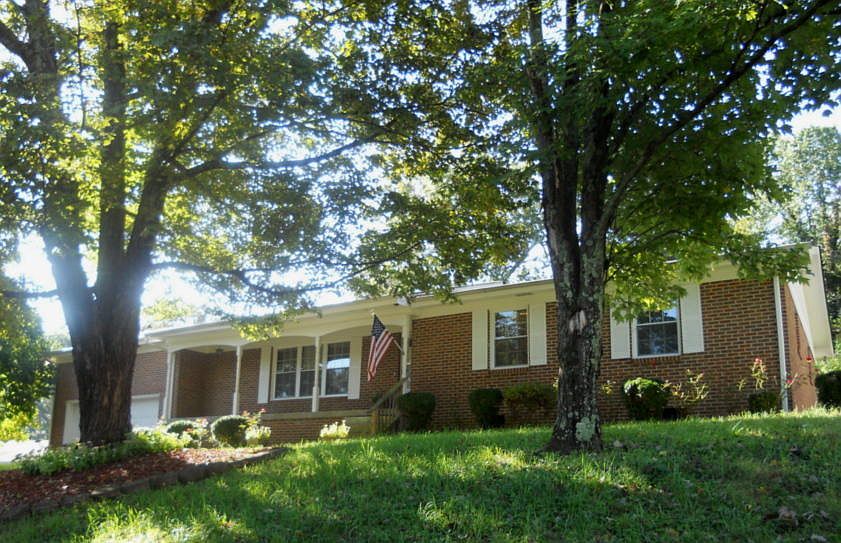 1st image of 606 Wood Ln