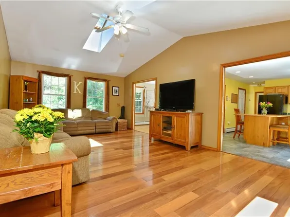 10 N Doctors Ln, Scituate, RI 02831