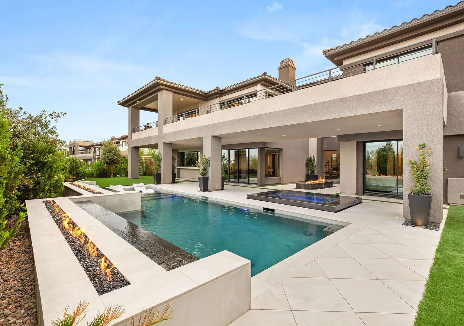 Luxury 5 Bedroom Home In The Bluffs — Photo 2