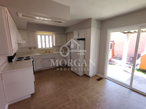3rd image of 214 W Berry Street1/2