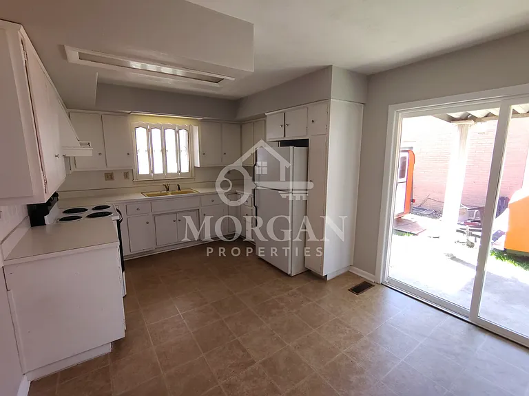 214 W Berry Street1/2 — Photo 3