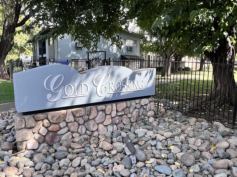 Gold Crossing Apartments — Photo 20