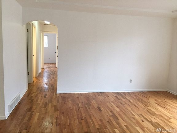 4th image of 10624 Rainier Ave SW