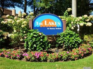 22 Kristin Ln, Hauppauge, NY 11788