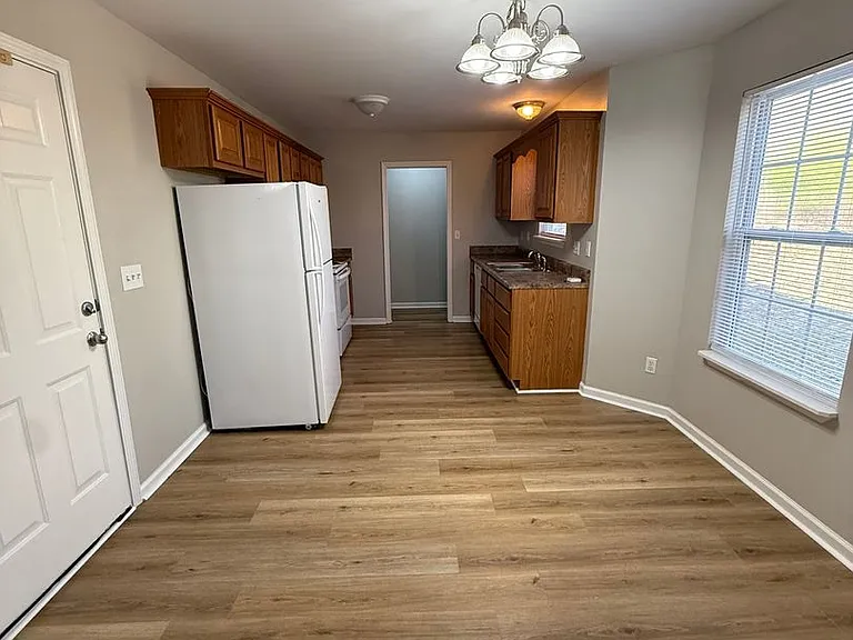 1043 Hogan Rd — Photo 6
