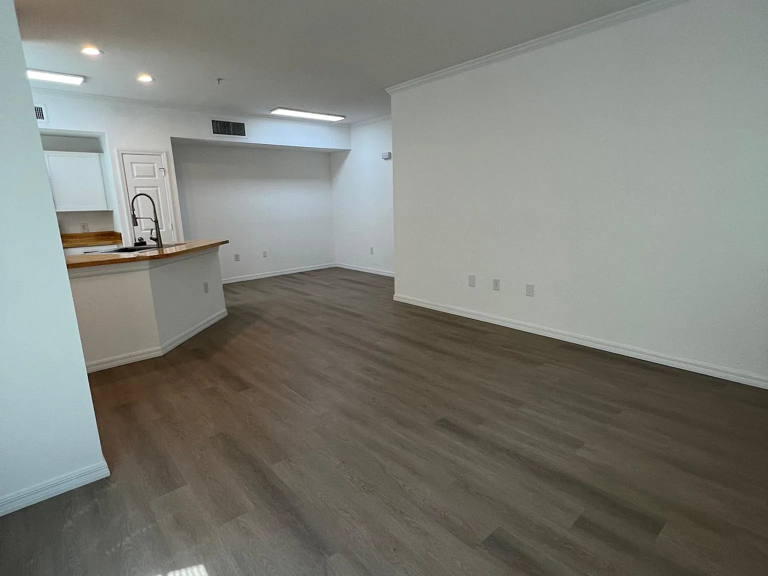 2 bed, 1112 sqft, $1,900 — Photo 2