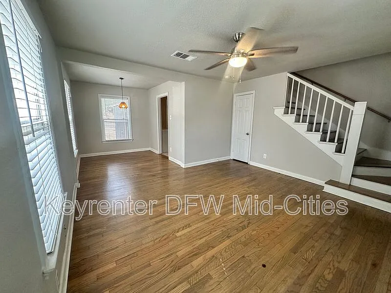 2 bed, 1.0 bath, 900 sqft, $1,700 — Photo 2