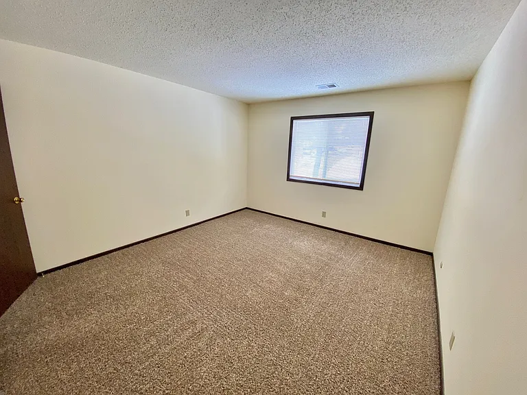 Windsor Crest Apartments — Photo 63