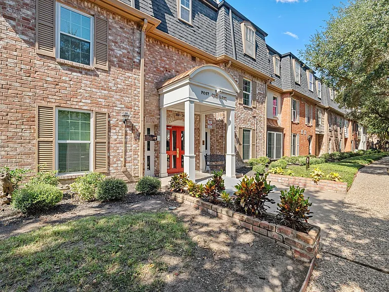 355 N Post Oak Ln #742 — Photo 2