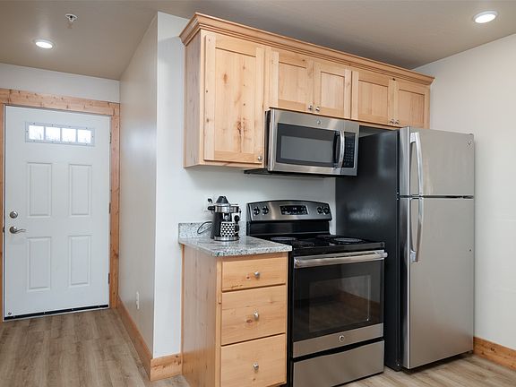 5th image of 1245 Waverly St