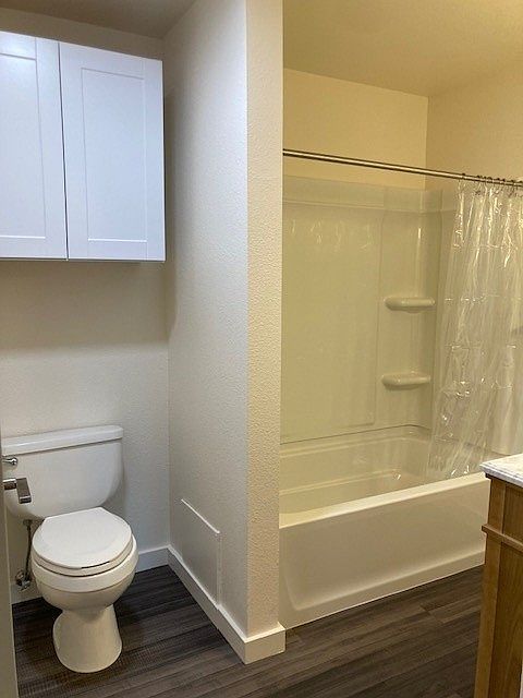 Bath tub/shower and toilet