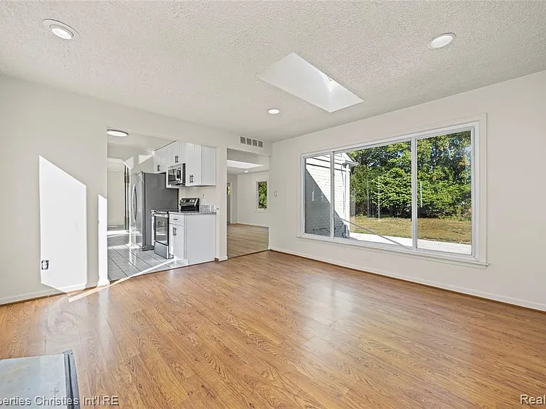 6550 Inkster Rd — Photo 16