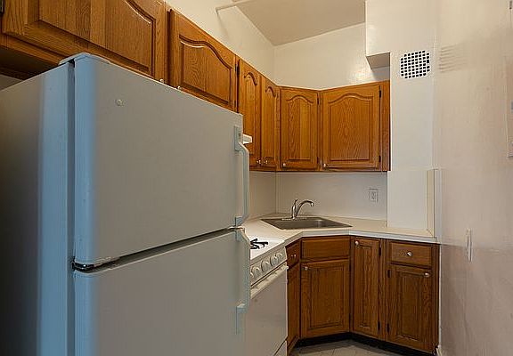 3rd image of 81 8th Ave APT 7