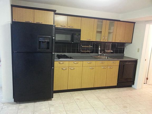 3rd image of 30 Cross St E #1
