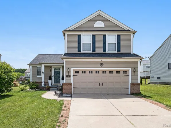 859 Canyon Creek Dr, Holly, MI 48442