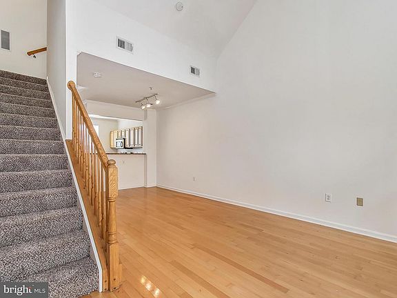 4th image of 213 King Farm Blvd
