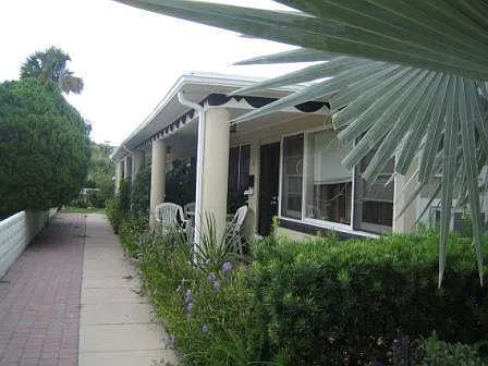 703 S Grandview Ave — Photo 2