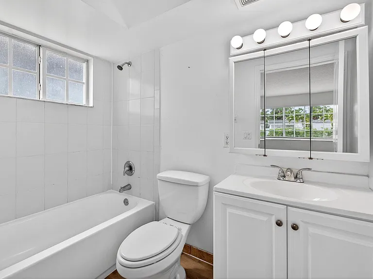 1671 NE 33rd St #1 — Photo 3
