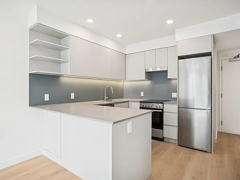 5670 Cambie St — Photo 36
