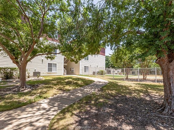 2nd image of 527 Parkway #204