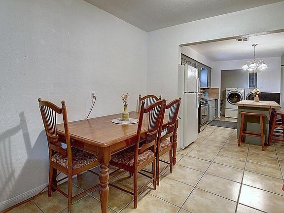 3rd image of 3838 Macarthur St