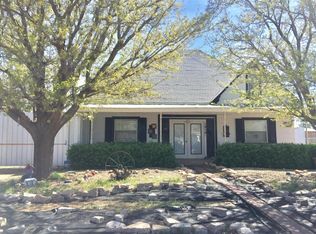 1010 Utica St, Plainview, TX 79072