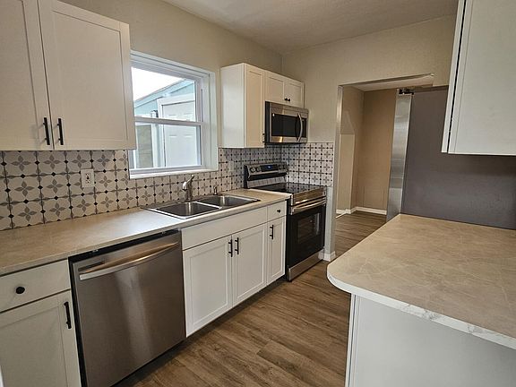 5th image of 305 Elaine Dr