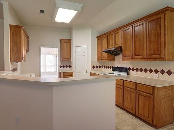 3rd image of 4737 Parkhaven Dr