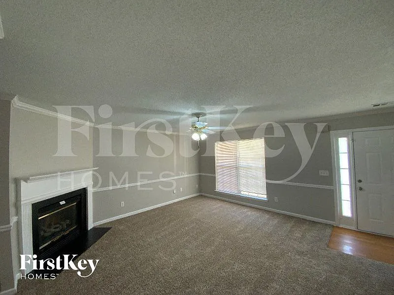4 bed, 2.5 bath, 1832 sqft, $2,400 — Photo 3