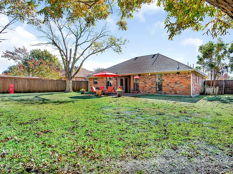 8060 Christie Dr — Photo 15