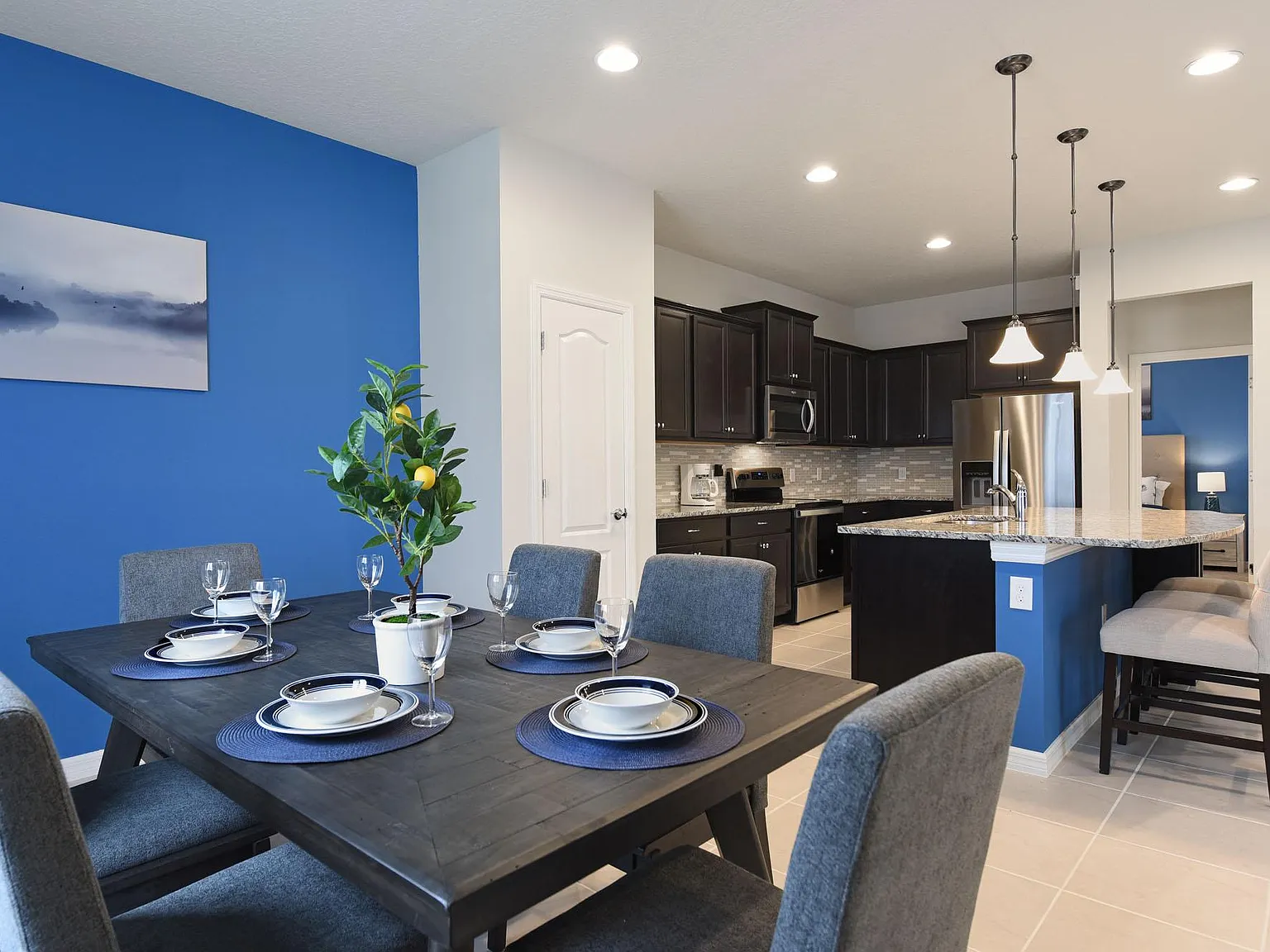 5 bed, 4.5 bath, 2500 sqft, $4,300 — Photo 2