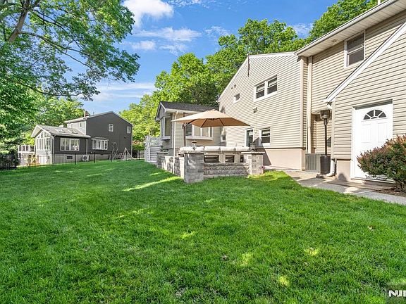 4th image of 31 Monhegan Ave
