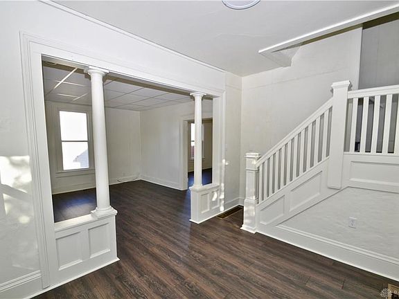 5th image of 320 E Oakwood St