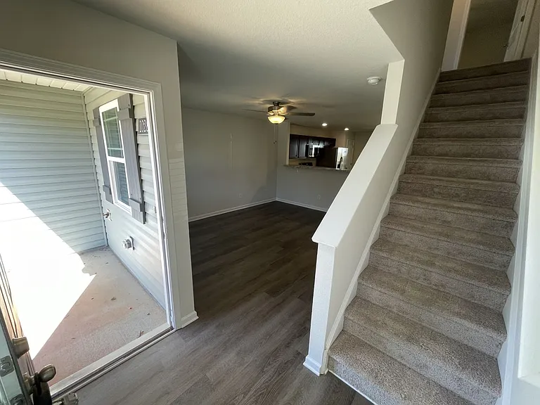 1028 Peony Ln — Photo 3