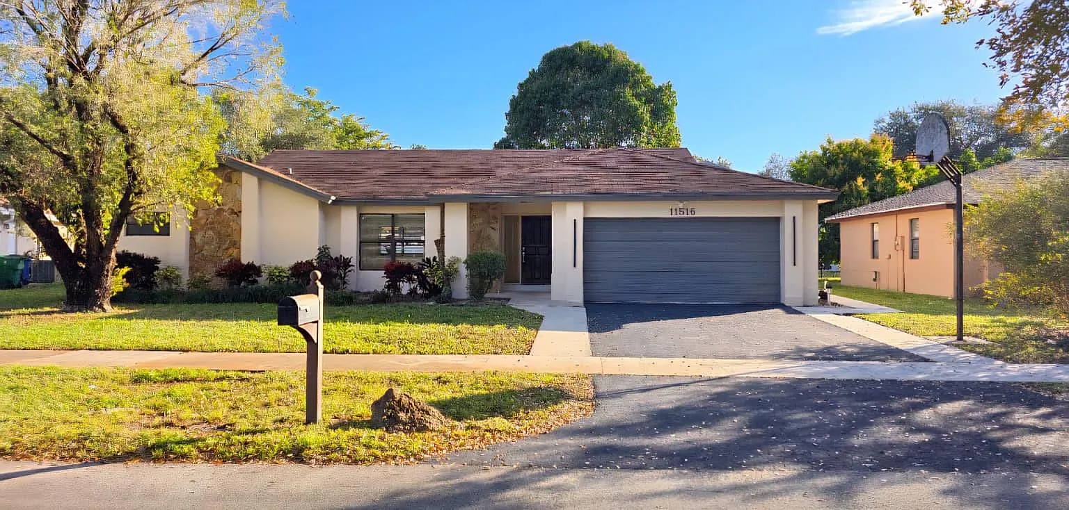 3 bed, 2.0 bath, 1828 sqft, $4,950 — Photo 2